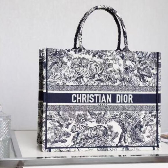 Classic DIOR Bag: A Stylish and Versatile Choice for Elegance - Picture 1 of 15